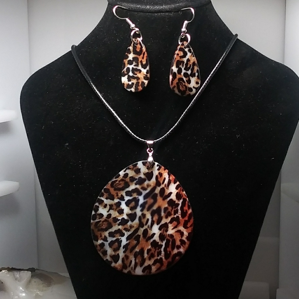 Hand Painted Mother of Pearl Set